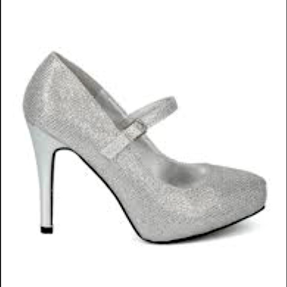 Silver sparkly heels 👠